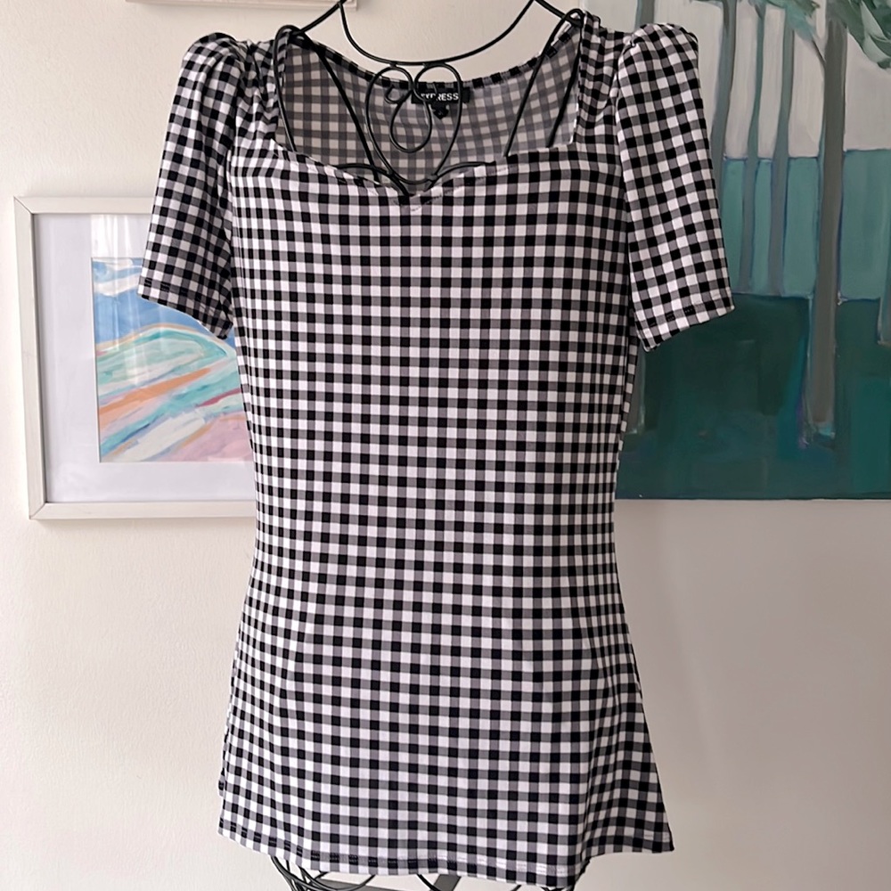 Women’s puff sleeve sweetheart neckline top. Cute black gingham pattern. Size m.